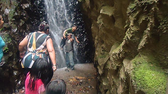 Cascada sendero Anganuma editado.jpg