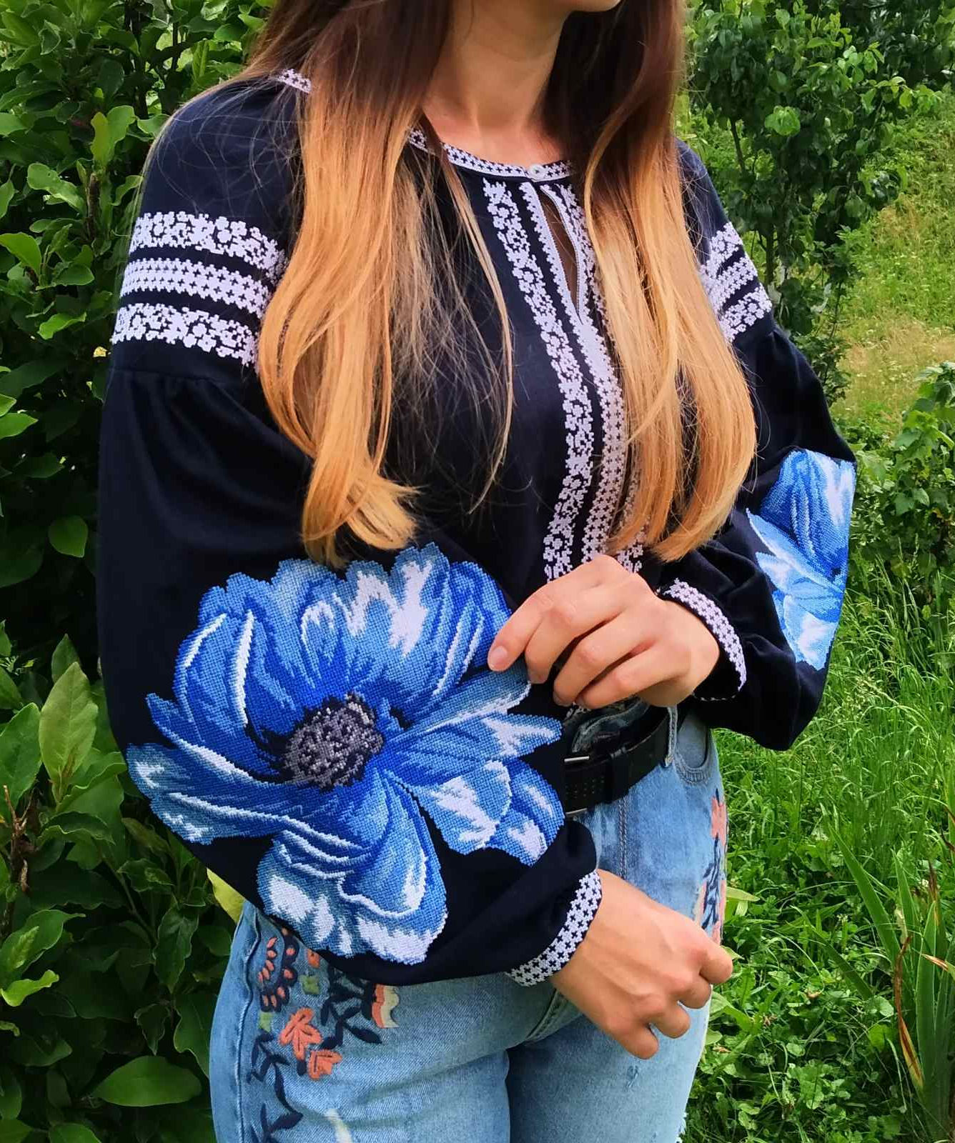 Вишиванка, жіноча вишивана блузка на темно-синьому льоні (Арт. 02660)