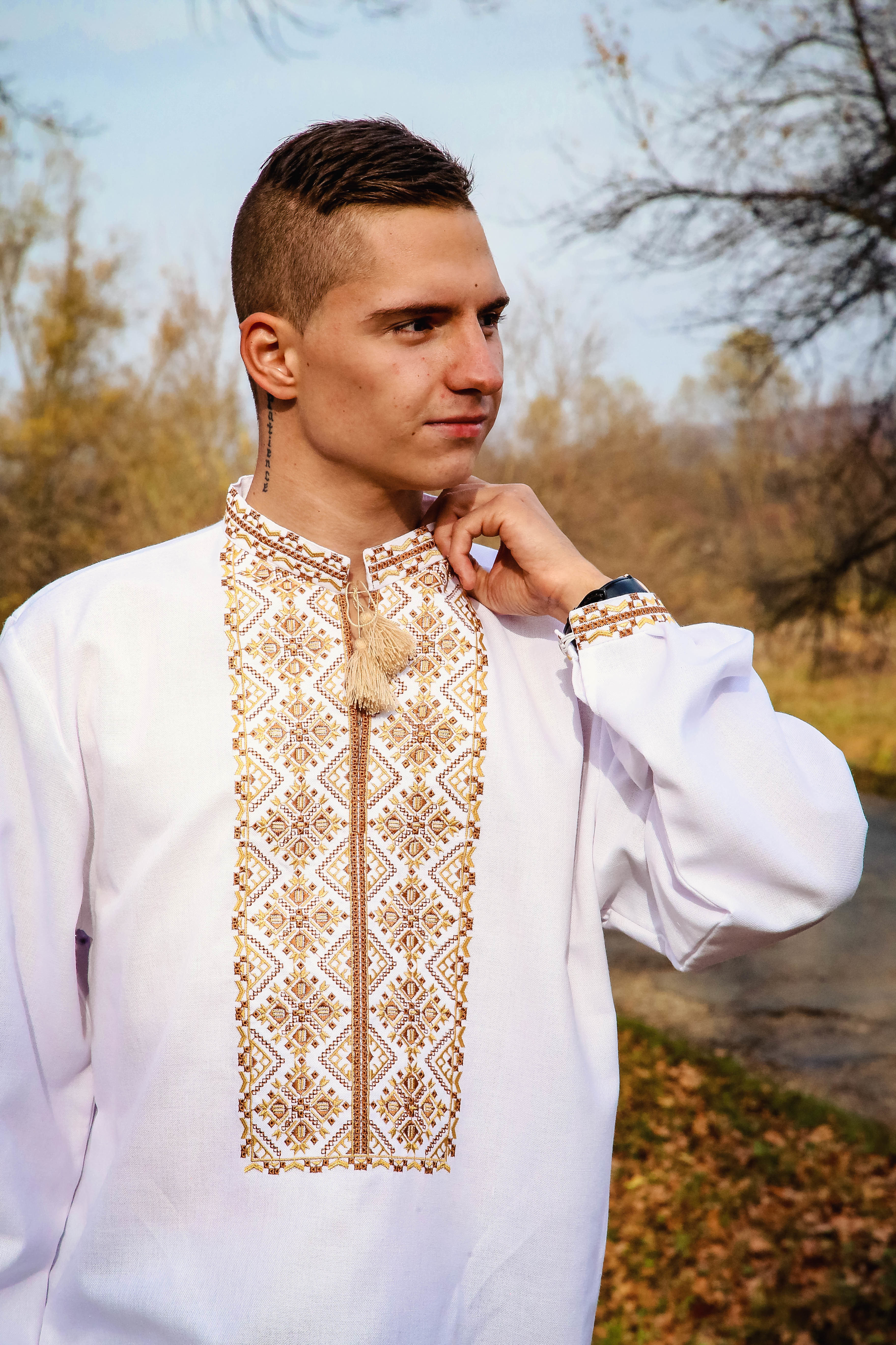 Вишиванка чоловіча безпосередньо на домотканому полотні (Арт. 00405)