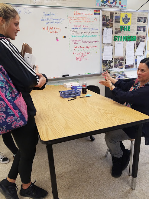 Diana Gabaldon speaking with a student