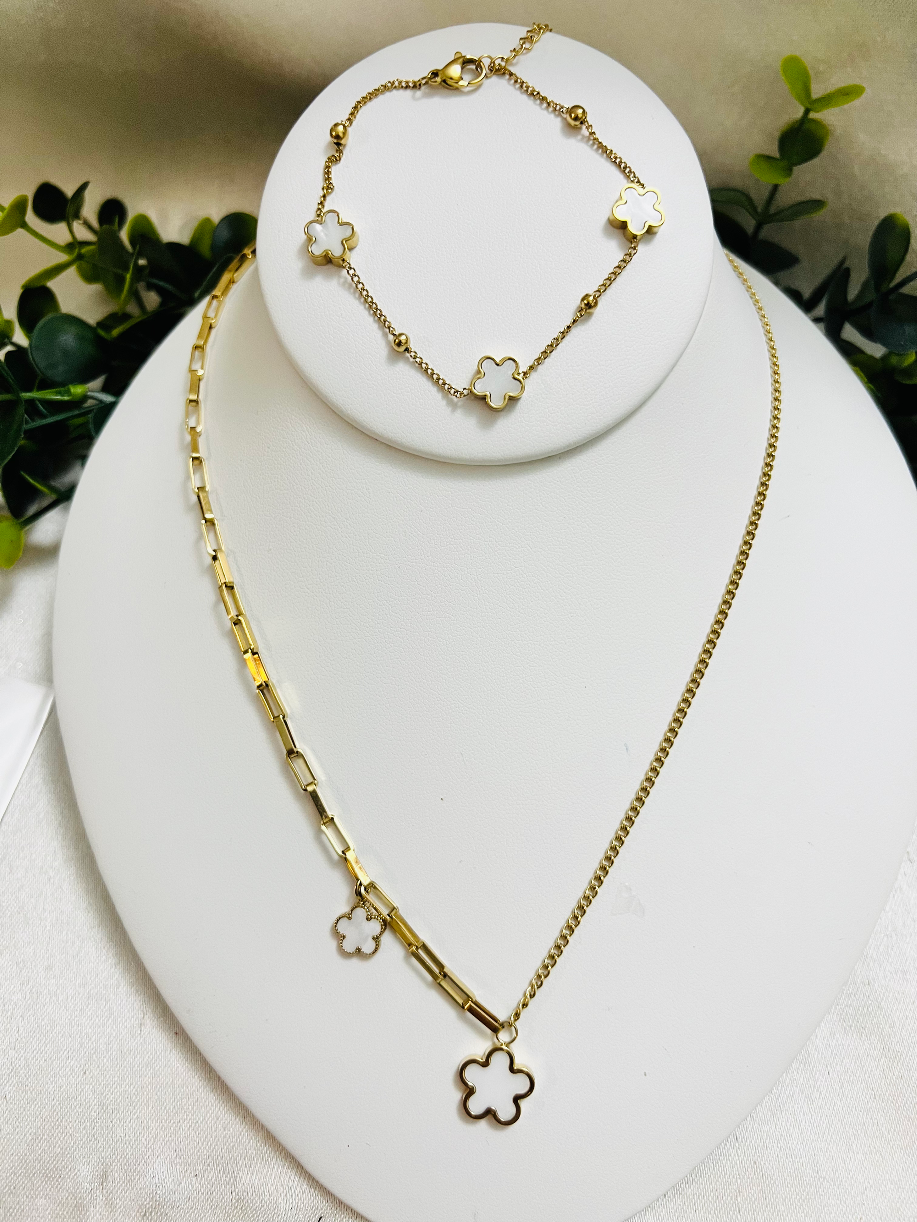 White flower set