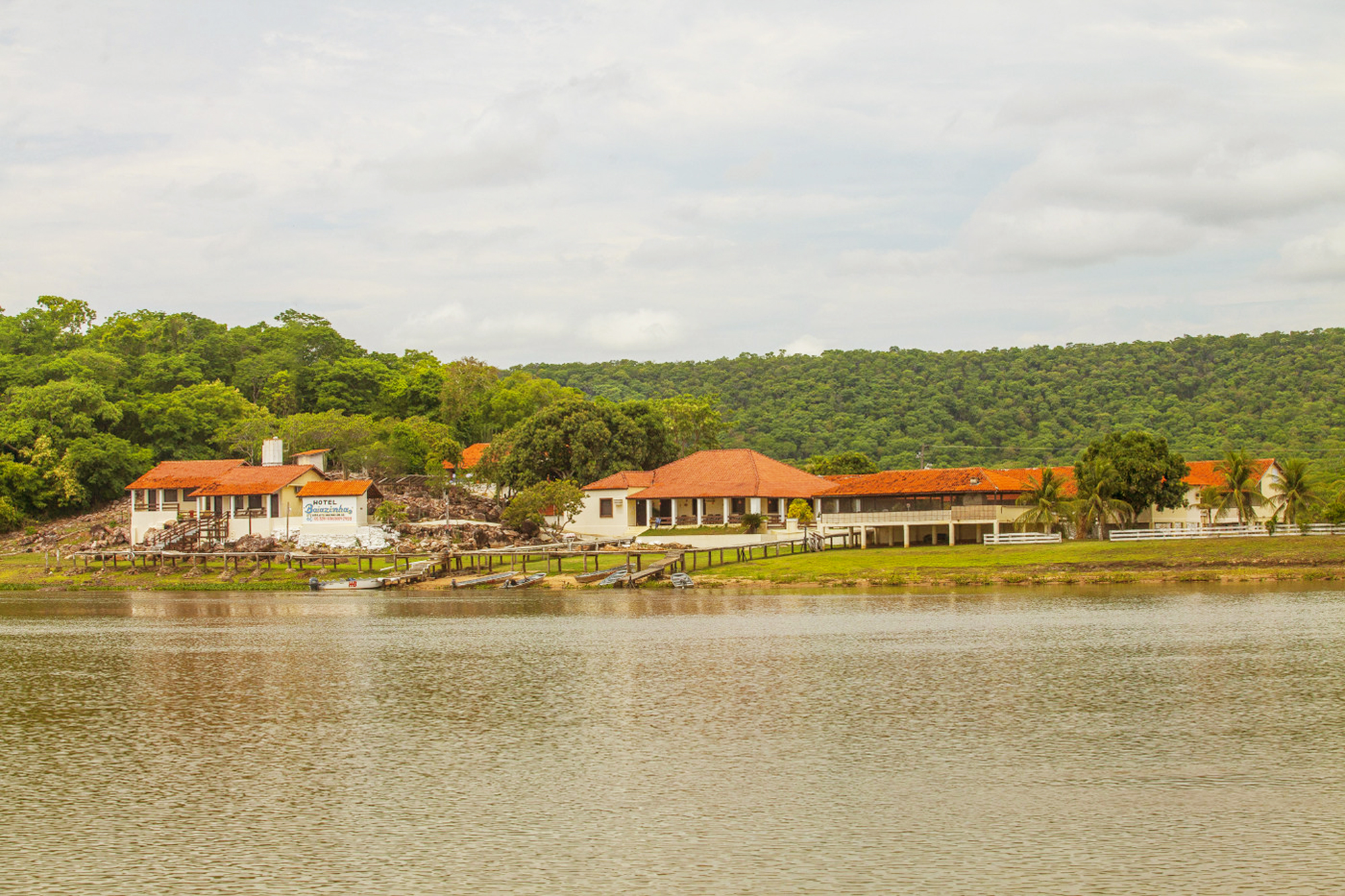 Deck e piscina do Hotel Baiazinha com vista para o Rio Paraguai