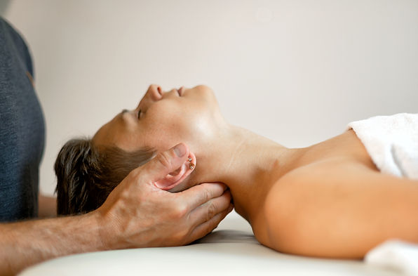 Frau auf einer Massage Liege