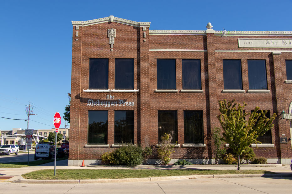 historic-restoration-replacement-window-sheboygan-press-apartments-milwaukee-wisconsin