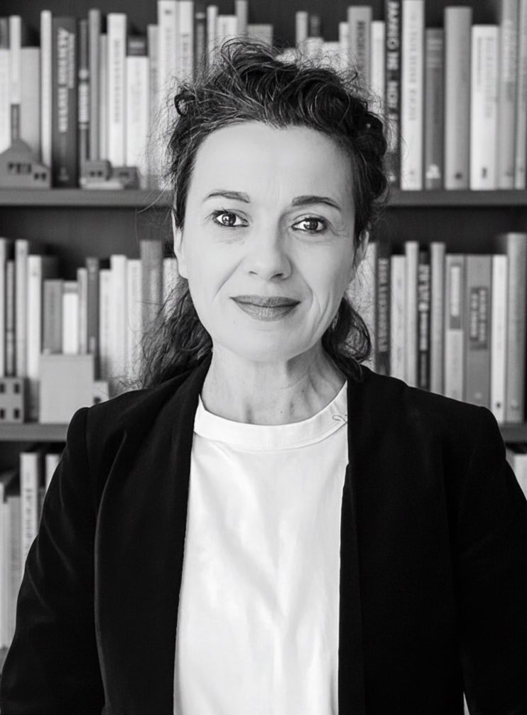 Firefly_Gemini Flash_im hintergund ist ein Bücherregal mit verschiednen arichtektur Bücher