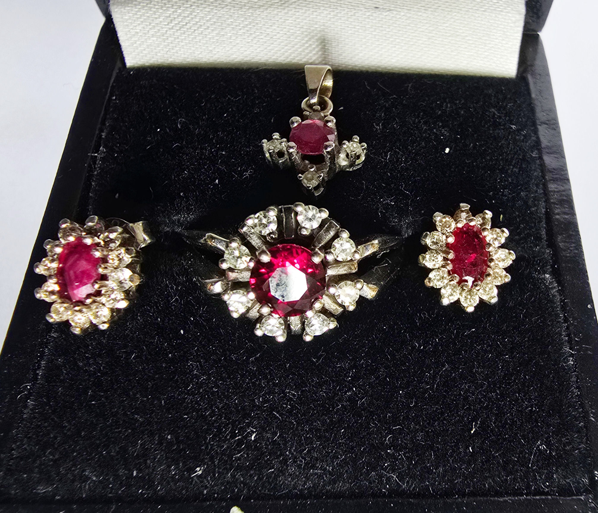 585 Weißgold Rubin Diamant Set, Ring, Kette, Anhänger, Ohrstecker - Beschreibung