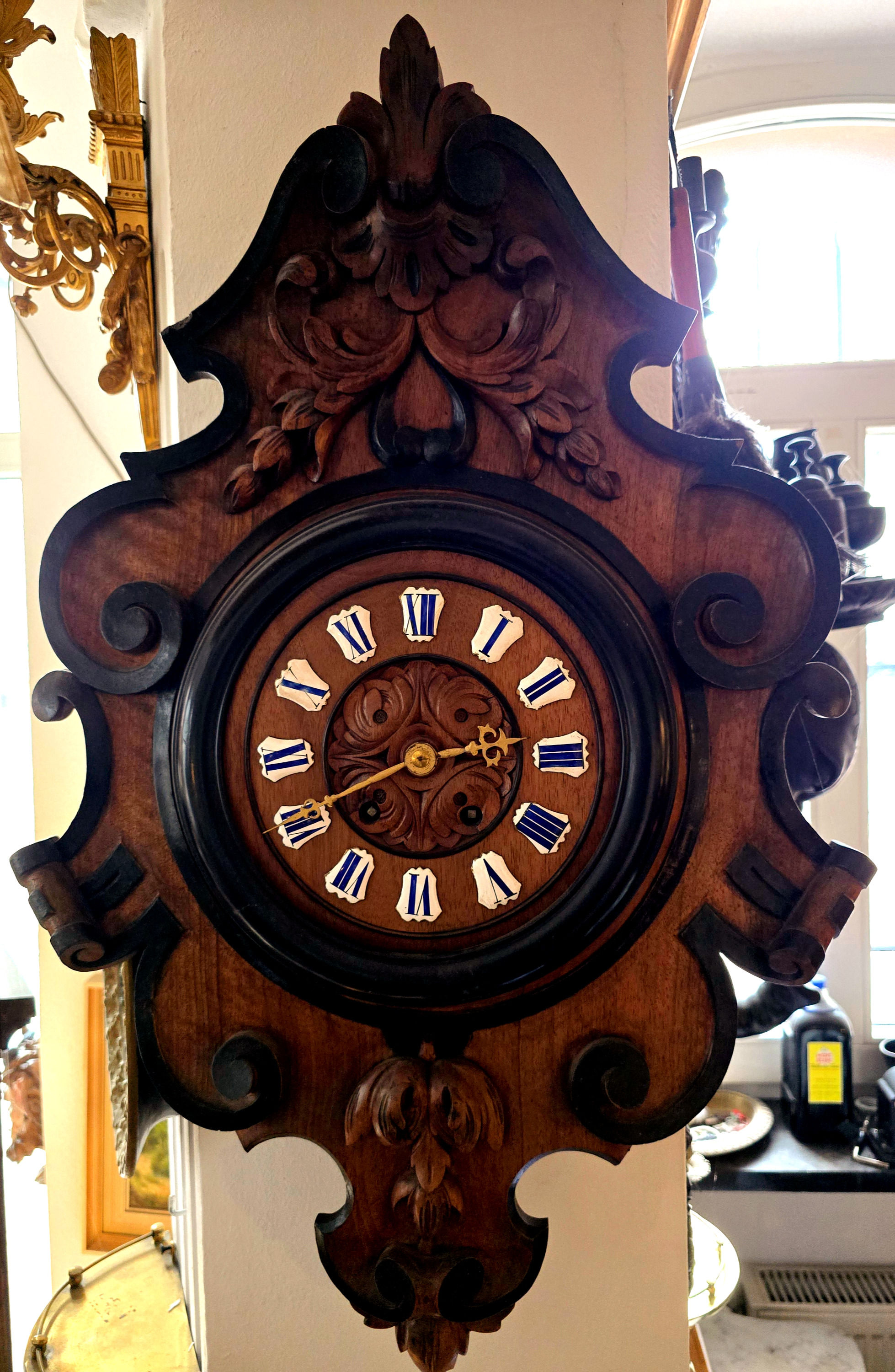 Hangeschnitze Wanduhr ca. 70 cm Höhe, gereinigt u. geölt alles Original belassen