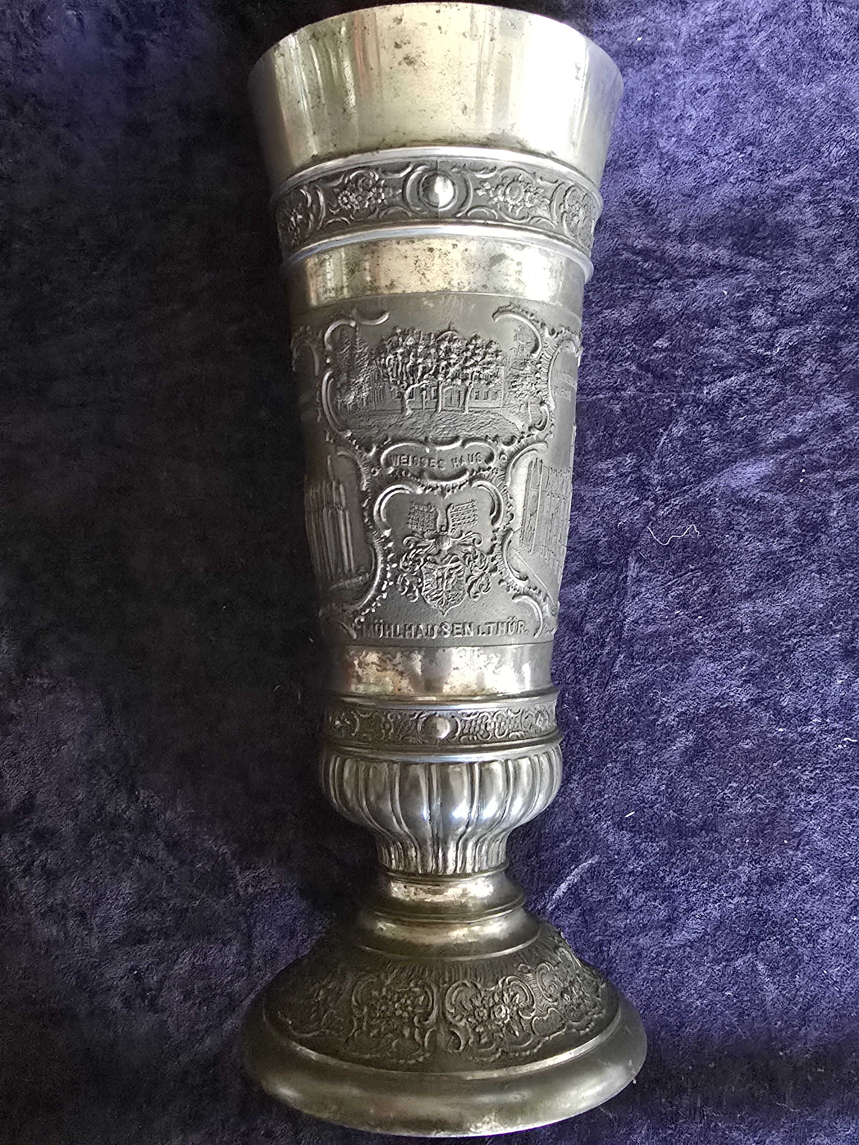Großer Prunkpokal 24 cm mit Stadtansichten v. Mühlhausen um 1900 Zinn