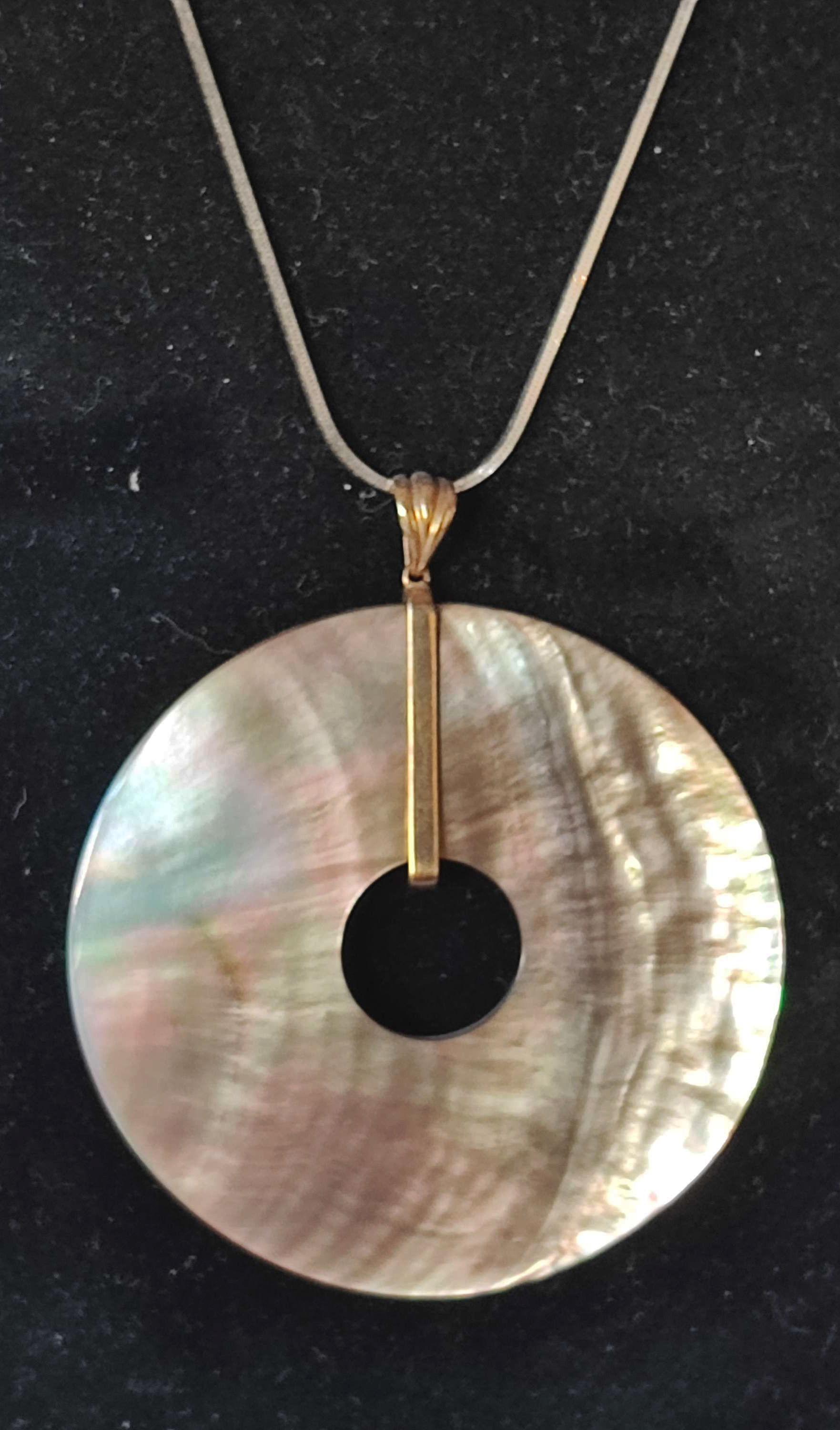 Perlmuttanhänger mit Kette, 375 WG/GG Durchm. 59 mm mit 45 cm langer WG Kette
