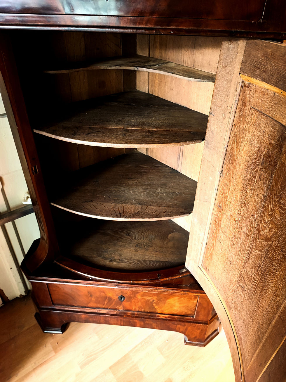 Miniaturbild: Schlossmöbel Pyramiden Mahagonie auf Eiche Eckschrank Schellack um 1810