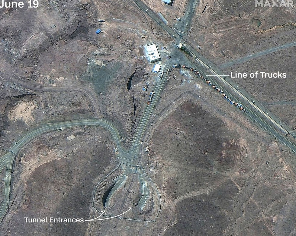 Ein am 19. Juni aufgenommenes Bild zeigt eine Reihe von sechzehn Muldenkippern in der Nähe der Eingänge, zusammen mit Erdbewegungsmaschinen