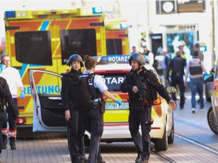 Mannheim: Auto fährt in Menschenmenge; zwei Tote