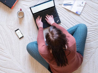 Jugendliche sind knapp 72 Stunden pro Woche online