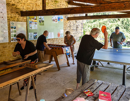 salle_de_rencontre_abritee_pingpong_babyfoot_jeux_en_bois_camping_a_la_ferme_la_roussie (3