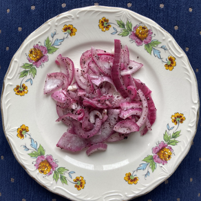 Gemasseerde sumak uien van Nadia Zerouali