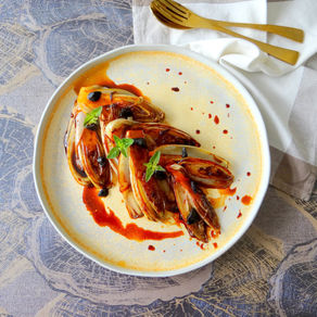 Gekarameliseerde witlof met zwarte knoflook van Hanneke de Jonge, Culinea