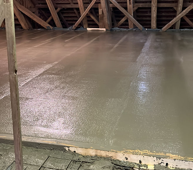 Frisch betonierte Zwischendecke in einem Bauernhof oder Stallgebäude während der Bauarbeiten in Schwäbisch Hall.