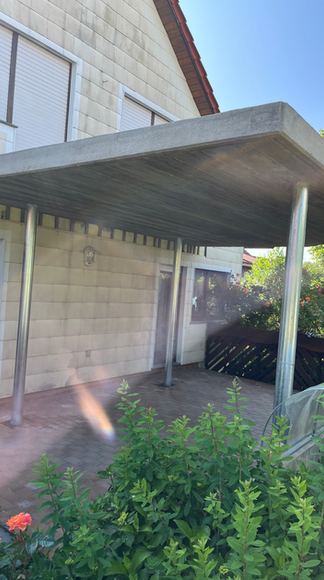 Betonierte Überdachung während der Bauarbeiten im Außenbereich eines Wohnhauses in Schwäbisch Hall.
