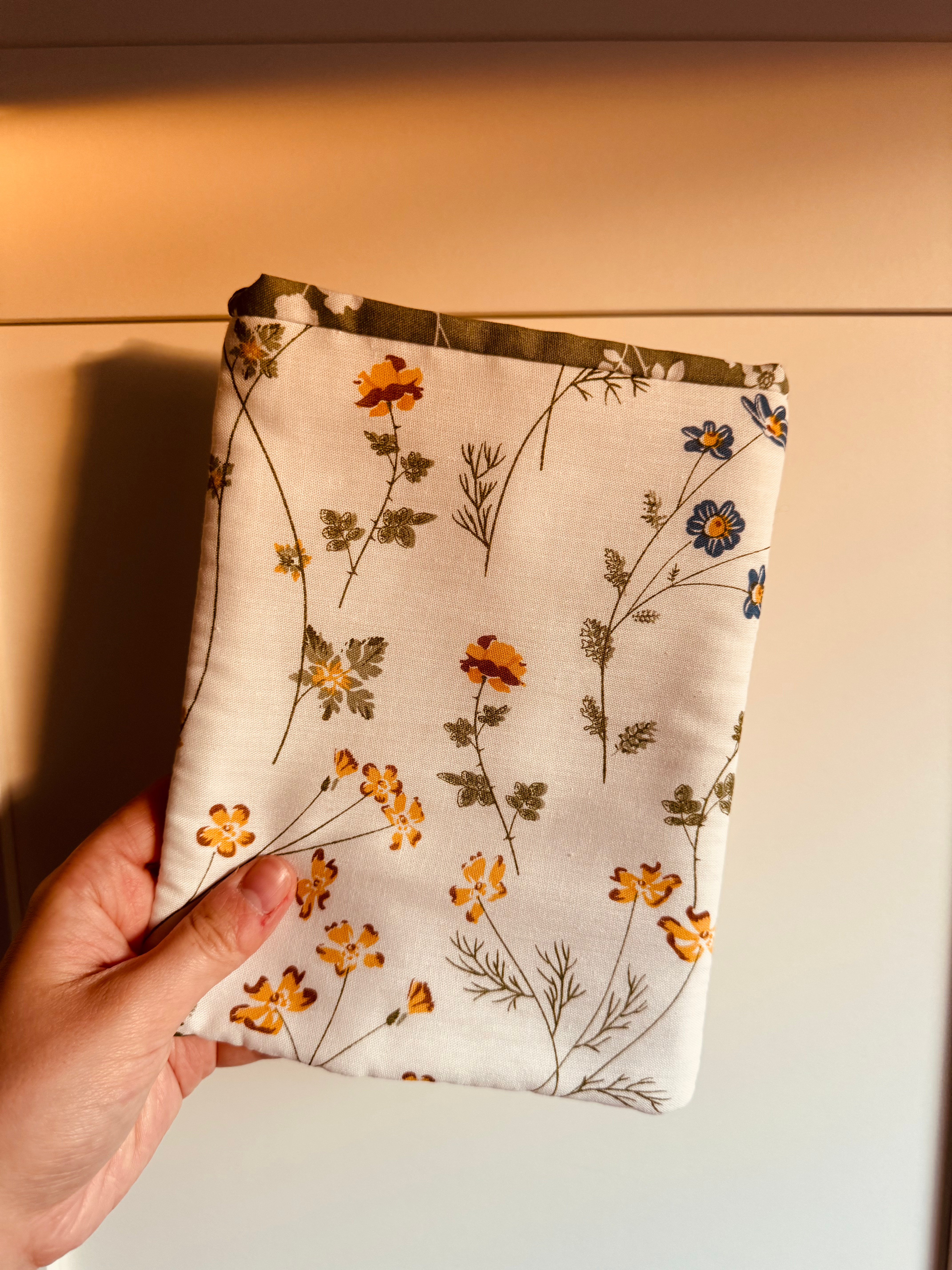 White and green flowers kindle sleeve