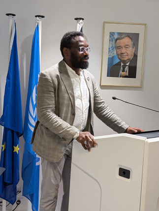 Photo de l’intervention de Katambayi à l’ONU → "Bobo Katambayi lors de son intervention à l’ONU sur la justice raciale et les victimes afrodescendantes"