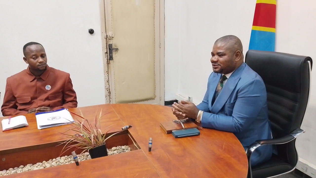 Photo de la délégation de la CONADESI reçue par le Gouverneur ad intérim à Kananga dans le cadre d’une mission de sensibilisation pour la paix et le désarmement.