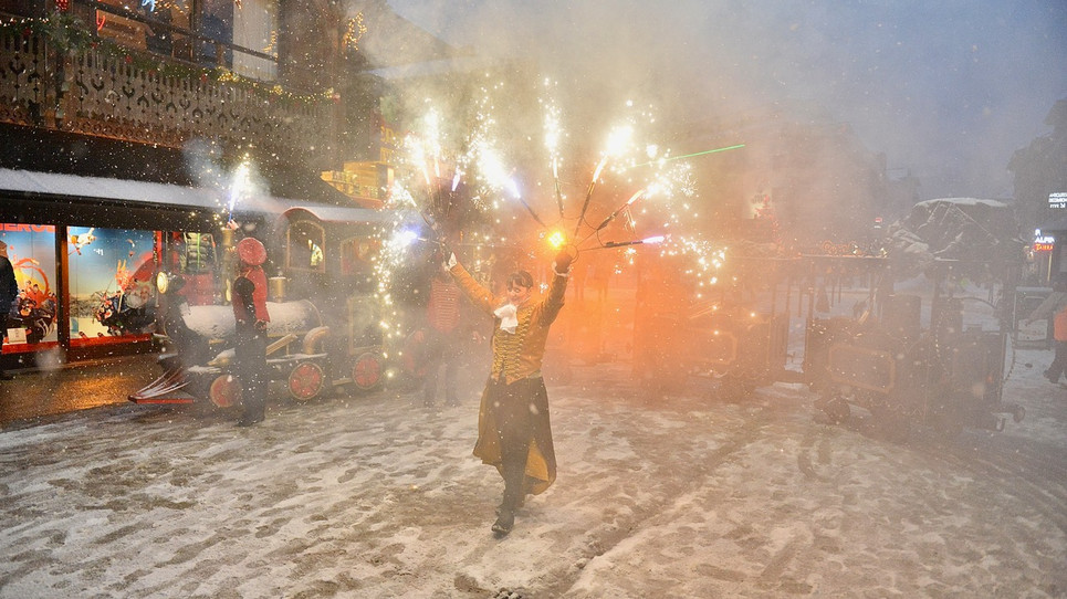 compagnie echassiers
animation parade de rue
spectacle de rue
spectacle lumineux
spectacle pyrotechnique