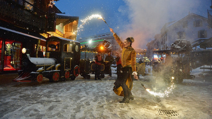 compagnie echassiers
animation parade de rue
spectacle de rue
spectacle lumineux
spectacle pyrotechnique