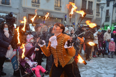 compagnie echassiers
animation parade de rue
spectacle de rue
spectacle lumineux
spectacle pyrotechnique