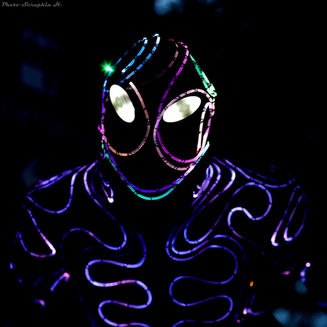 compagnie echassiers
animation parade de rue
spectacle de rue
spectacle lumineux
spectacle pyrotechnique
