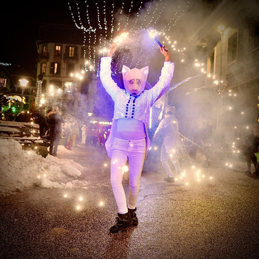 compagnie echassiers
animation parade de rue
spectacle de rue
spectacle lumineux
spectacle pyrotechnique