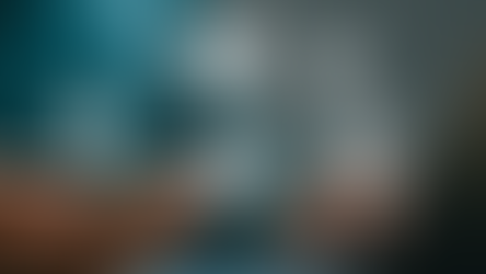 Ein Immobilienverwalter erklärt einem Mieter am Schreibtisch, wie digitale Mieterkommunikation WhatsApp-Chaos in strukturierte Prozesse verwandelt. Im Hintergrund ist ein Computer mit Chat-Interface zu sehen.