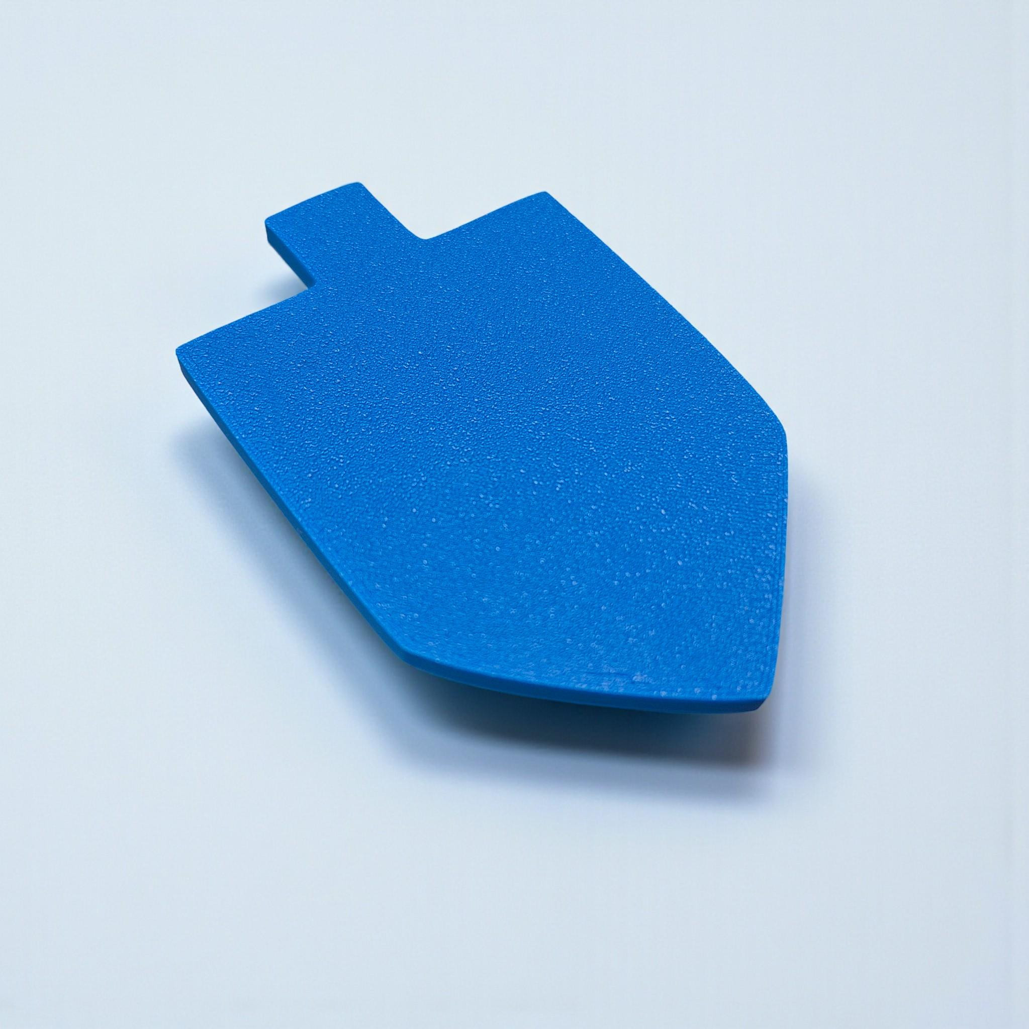Dreidimensionaler Dreidel Magnet in kräftigem Blau als festliches jüdisches Geschenk zu Chanukka