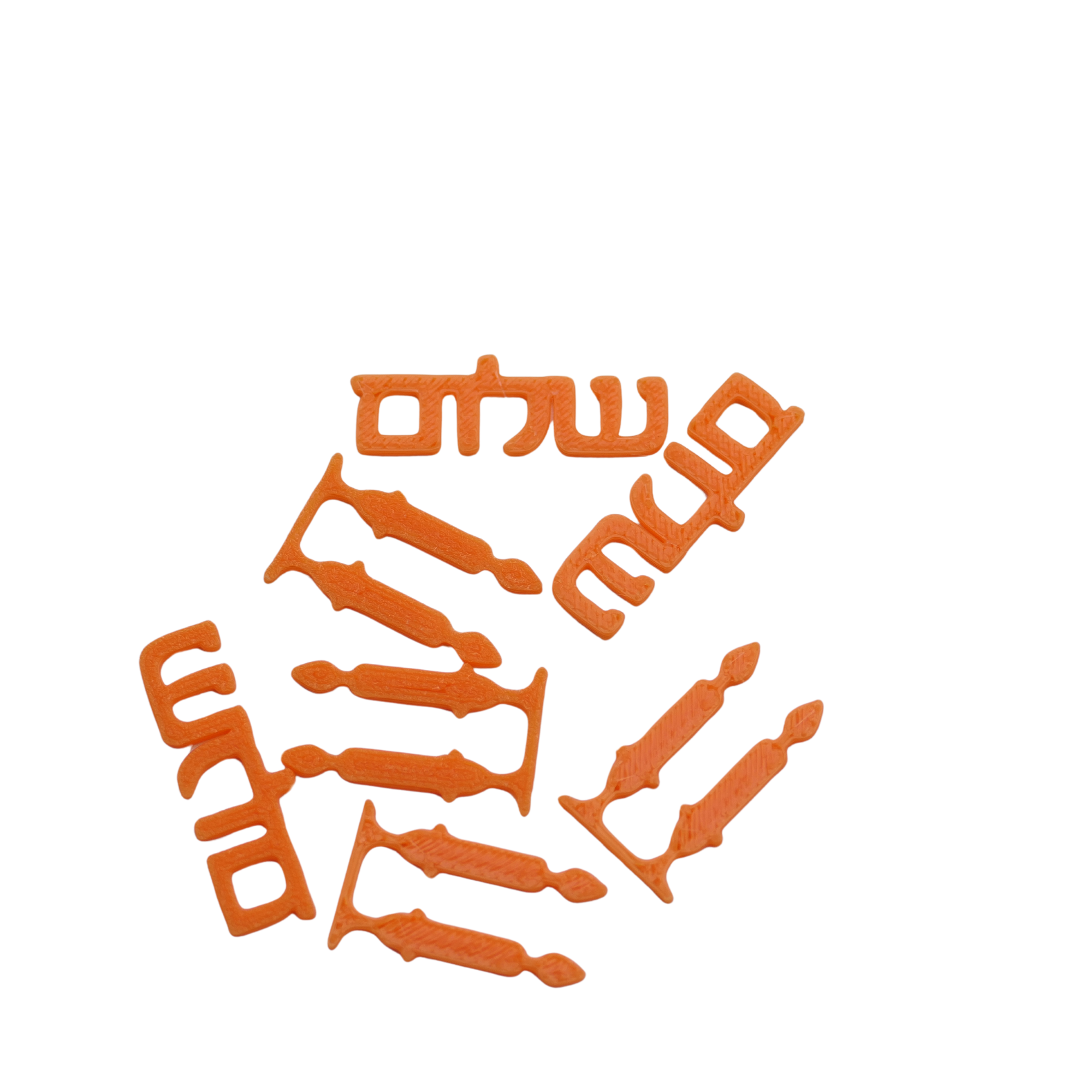 Detailansicht der filigranen Schabbat Streudeko Motive mit Kerzenleuchtern und hebräischem שלום Schriftzug
