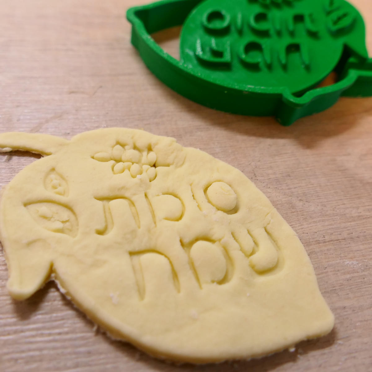 Detail der Teigprägung סוכות שמח in Etrog-Form für traditionelles Gebäck zum jüdischen Laubhüttenfest