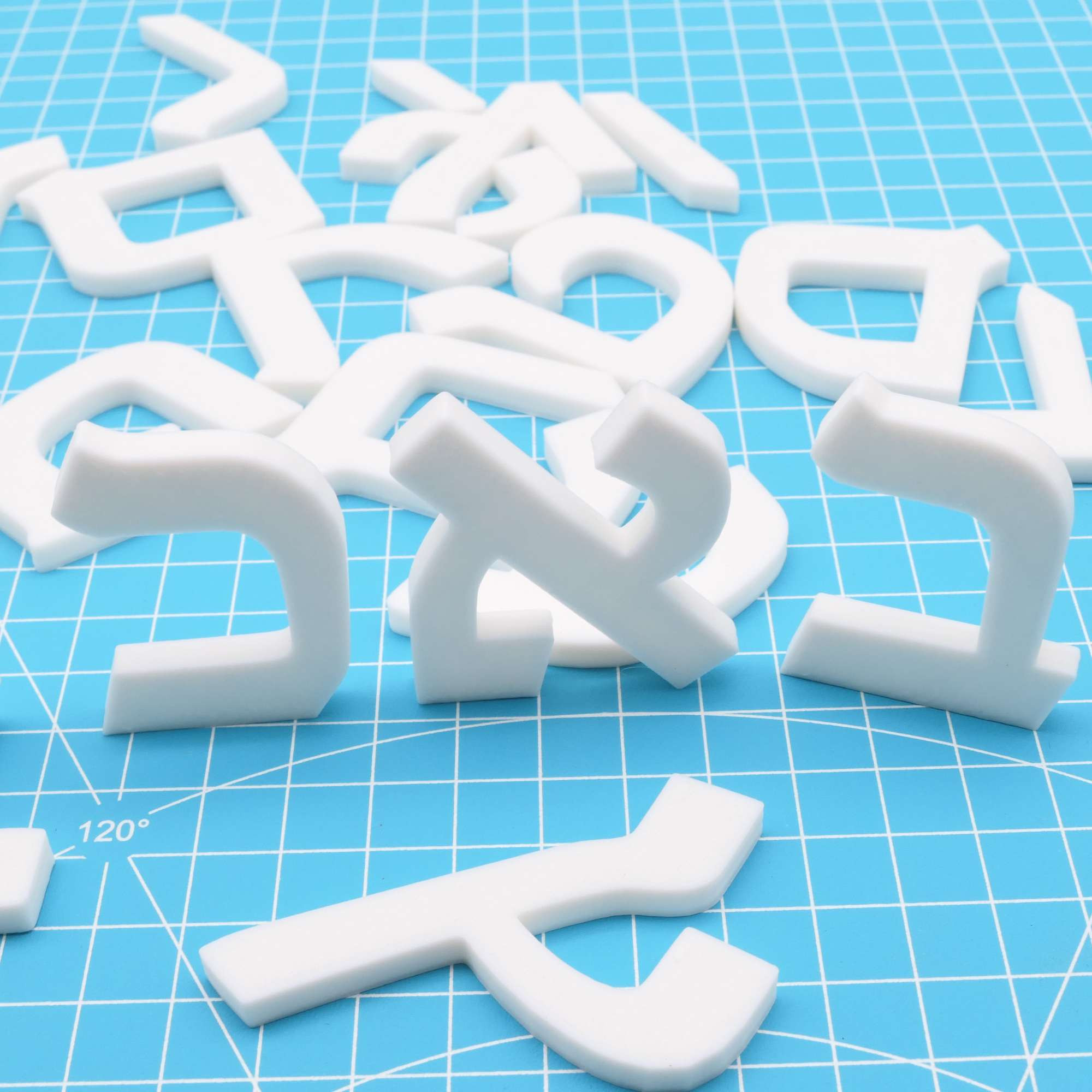 Haptisches Lernen mit 5 mm dicken hebräischen Buchstaben wie א und ב aus dem 3D-Drucker