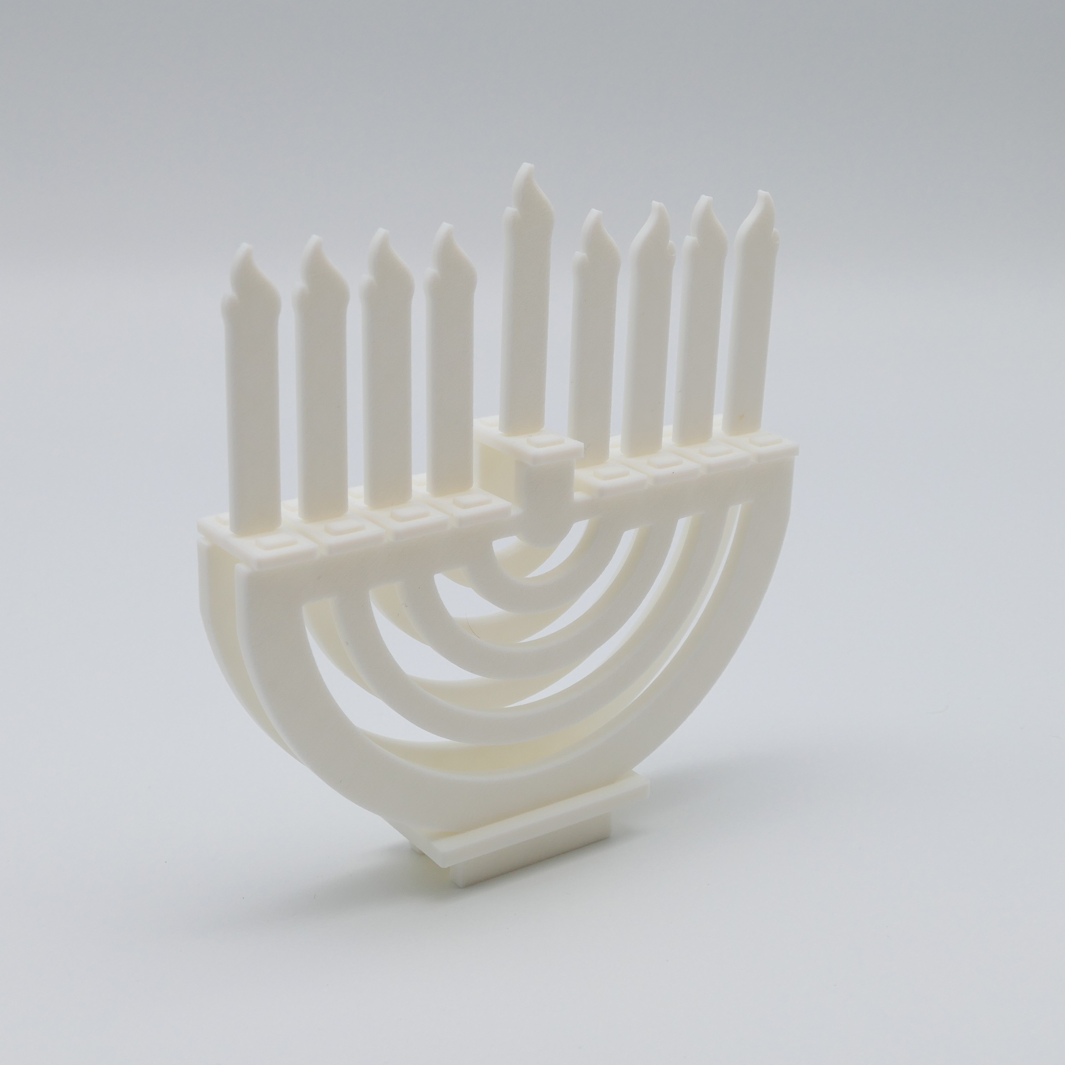 Fertig aufgebautes Modell vom Bastelset 3.2.1 Chanukkia als dekorative 3D-Menora für das jüdische Lichterfest