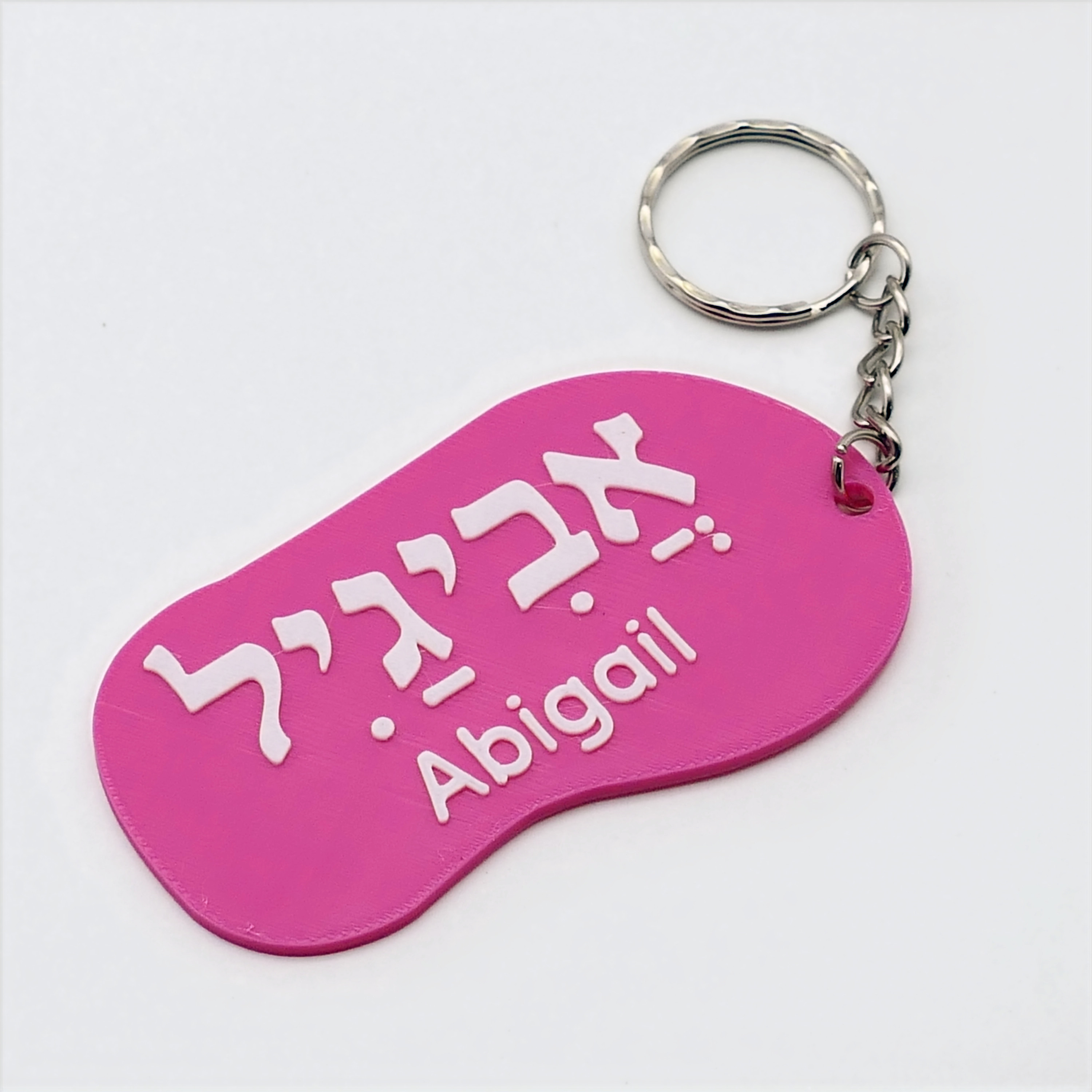 Personalisierbarer 3D-Schlüsselanhänger in Pink mit Wunschname Abigail auf Deutsch und Hebräisch