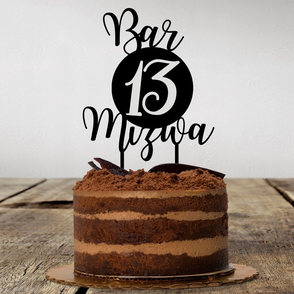 Schwarzer Bar Mizwa Tortenaufsatz zum 13. Geburtstag auf einer Torte serviert