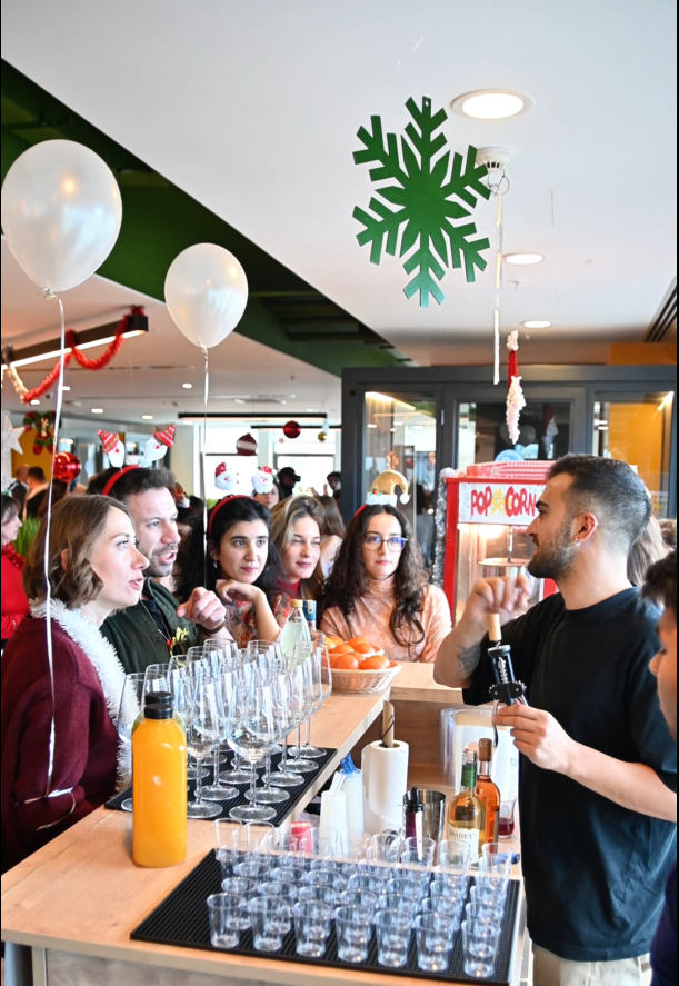 Hisar Cocktails bar kurulumu ile kış etkinliğinde sıcak şarap servisi