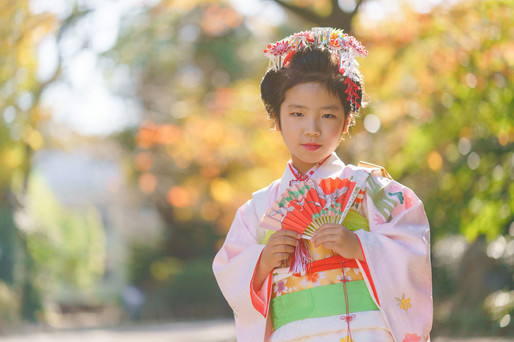 阿佐ヶ谷神明宮での七五三ポートレート｜紅葉を背景にした着物姿の女の子