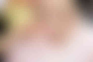 花嫁の目元にアイラインを引くクローズアップ。細やかな手仕事が、和装に映える凛とした表情を生み出す。