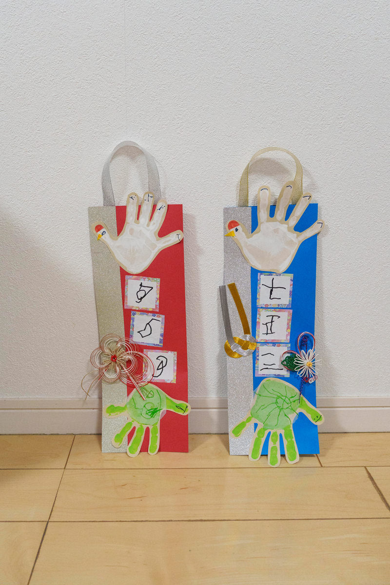 七五三の日を迎えた3歳と5歳の兄妹の手形飾り