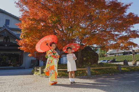 色鮮やかさやカエデと一緒に七五三写真