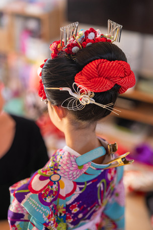 七五三の日本髪に赤い髪飾りをつけた姉の後ろ姿(田無神社撮影)