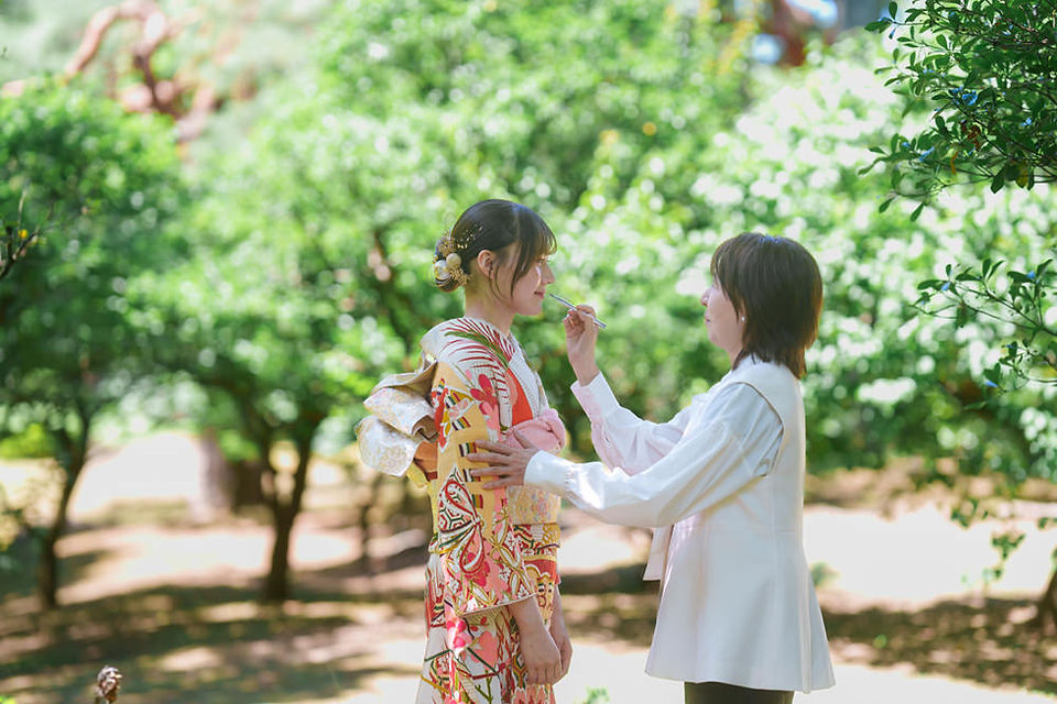成人式前撮りの撮影中にお母様が紅をさすシーン