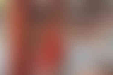 朱色の柱が並ぶ回廊で手を合わせる七五三の女の子|10月の午後撮影