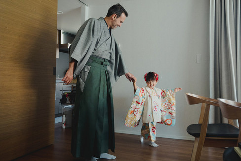 自宅で着物姿で歩く女の子とお父さんの七五三出張撮影