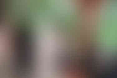 神前式前に境内で待つ新郎新婦と家族