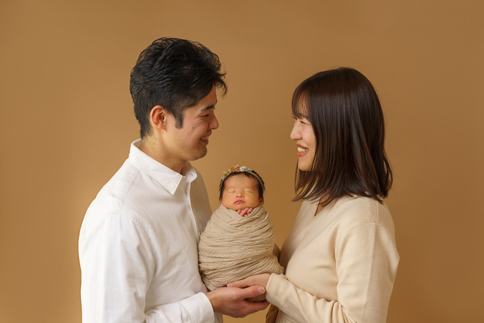 産まれて初めての、パパとママとの記念写真