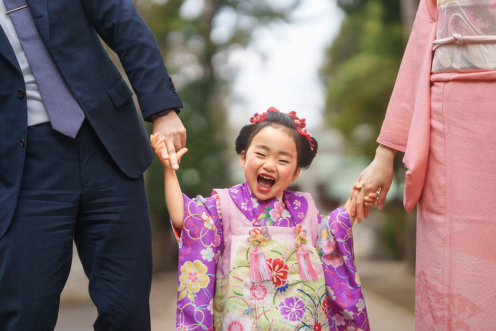 荻窪八幡宮の参道で笑顔いっぱいの七五三撮影